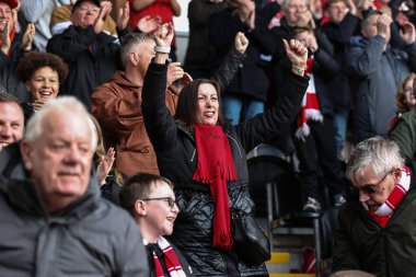 Barnsley taraftarları Barnsley 'li John Mcatee' nin Sky Bet 1 karşılaşmasında 1-1 kazanmasını kutluyorlar. Burton Albion 'a karşı Pirelli Stadyumu, Burton' a karşı Trent, İngiltere, 1 Nisan 202