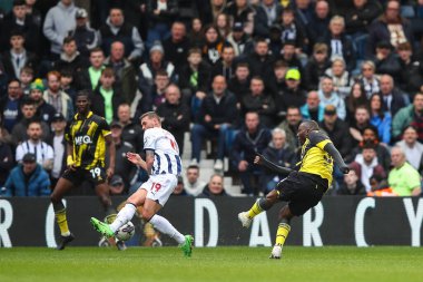 Watford 'dan Edo Kayembe, 1 Nisan 202' de İngiltere 'nin West Bromwich Albion Watford' a karşı oynadığı Sky Bet Şampiyonası maçında 0-1 'lik skorla gol attı.