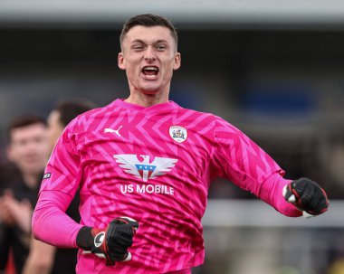 Barnsley 'li Liam Roberts, 1 Nisan 202 tarihinde İngiltere' nin Trent kentindeki Pirelli Stadyumu 'nda oynanan 1.