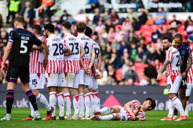 Stoke City 'den Bae Jun-Ho, Stoke City' nin 1 Nisan 202 'de Bet365 Stadyumu' nda Huddersfield Town 'a karşı oynadığı Gökyüzü İddia Şampiyonası maçında duvarın arkasında yatıyor.