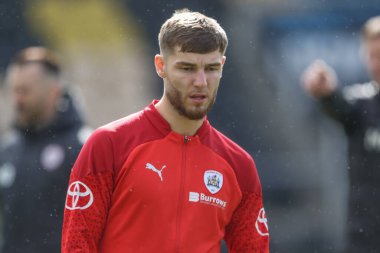 Maç öncesi ısınma oturumunda Barnsley 'den John Mcatee Sky Bet 1 karşılaşmasında Burton Albion' a karşı Pirelli Stadyumu, Burton üzerine Trent, İngiltere, 1 Nisan 202
