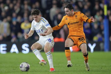 Leeds United 'dan Daniel James ve Hull City' den Abdlkadir... Gök Bahis Şampiyonası 'nda top için mücadele eden Bay Hull City... Leeds United Hull City' ye karşı... Elland Road, Leeds, İngiltere, 1 Nisan 2024