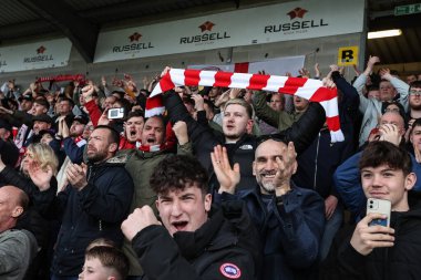 Gezgin Barnsley taraftarları, 1 Nisan 202 'de İngiltere' nin Trent kentindeki Pirelli Stadyumu 'nda oynanan Sky Bet 1 karşılaşmasında 1-3' lük galibiyetlerini kutladılar.