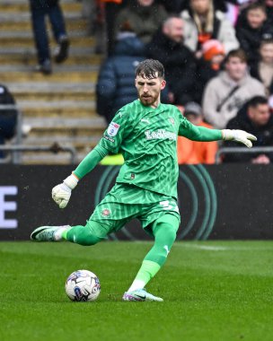 Blackpool 'dan Daniel Grimshaw, 1 Nisan 202' de Bloomfield Road, Blackpool 'da oynanan Blackpool-Wycombe Wanderers maçında sahadan çekildi.