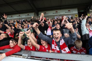 Gezgin Barnsley taraftarları, 1 Nisan 202 'de İngiltere' nin Trent kentindeki Pirelli Stadyumu 'nda oynanan Sky Bet 1 karşılaşmasında 1-3' lük galibiyetlerini kutladılar.