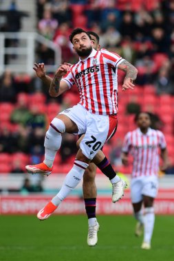 Stoke City 'den Sead Hakabanovi, Stoke City' nin 1 Nisan 2024 'te Bet365 Stadyumu' nda Huddersfield Town 'a karşı oynadığı Sky Bet Şampiyonası maçında yüksek topu kazanmak için sıçradı.