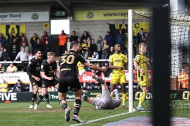 Barnsley 'den John Mcatee 1-1' lik skorla Sky Bet 1 karşılaşmasında Burton Albion 'a karşı Pirelli Stadyumu, Burton' a karşı Trent, İngiltere, 1 Nisan 202