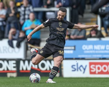 Barnsley 'li Adam Phillips, 1 Nisan 202' de İngiltere 'nin Trent kentindeki Pirelli Stadyumu' nda oynanan Burton Albion-Barnsley maçında gol atarken görülüyor.