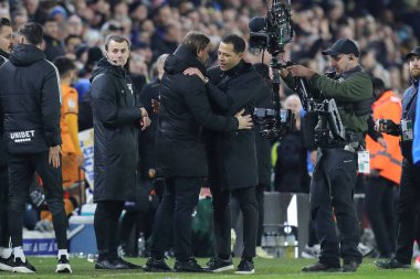 Leeds United 'ın Daniel Farke teknik direktörü ve Hull City' nin Liam Rosenior teknik direktörü Leeds United ile Hull City arasındaki maçtan sonra 1 Nisan 202 'de Leeds Road, İngiltere' de Leeds 'e karşı.