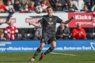 Barnsley 'li Mal de Gevigney, 1 Nisan 2024 tarihinde İngiltere' nin Trent kentindeki Pirelli Stadyumu 'nda Burton Albion Barnsley' e karşı oynadığı Sky Bet 1 karşılaşmasında topu temizliyor.