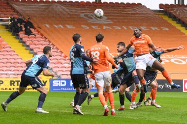 Blackpool takımından Kylian Kouassi, 1 Nisan 202 'de Bloomfield Road, Blackpool' da oynanan Blackpool-Wycombe Wanderers maçında kaleye ilerliyor.