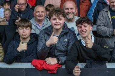 Barnsley taraftarları Sky Bet Ligi 1 karşılaşmasında Burton Albion 'a karşı Barnsley Pirelli Stadyumu, Burton Trent, İngiltere' de 1 Nisan 202