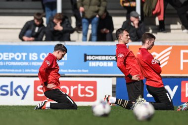 Barnsley 'li Mal de Gevigney, Sky Bet League 1 maçı sırasında oynanan ısınma maçında Burton Albion' a karşı Pirelli Stadyumu, Burton on Trent, İngiltere, 1 Nisan 2024