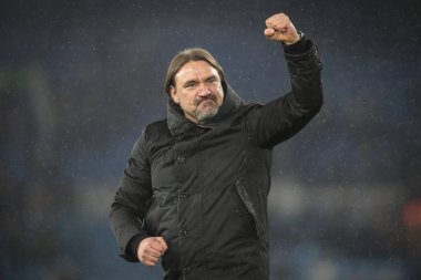 Leeds United 'ın Daniel Farke teknik direktörü, 1 Nisan 2024' te Leeds Road, İngiltere 'de Leeds United ile Hull City arasındaki Sky Bet Şampiyonası maçının ardından taraftarları tam zamanlı olarak selamlıyor.