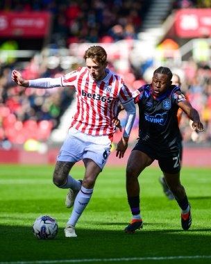 Stoke City 'den Wouter Burger ve Huddersfield Town' dan Alex Matos, 1 Nisan 202 'de Stoke City' nin Bet365 Stadyumu 'nda Huddersfield Town' a karşı oynadığı Sky Bet Şampiyonası maçında top için ikililer yaptılar.