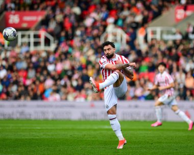 Stoke City 'den Sead Hakabanovi, Stoke City' nin 1 Nisan 2024 'te Bet365 Stadyumu' nda Huddersfield Town 'a karşı oynadığı Sky Bet Şampiyonası maçında topu temizliyor.