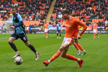 Blackpool 'dan Jake Beesley, 1 Nisan 202' de Bloomfield Road, Blackpool 'da Blackpool-Wycombe Wanderers maçında topu geçiyor.