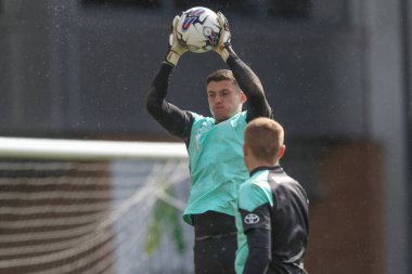 Barnsley 'den Liam Roberts, 1 Nisan 202' de İngiltere 'de oynanan Sky Bet 1 karşılaşmasında Burton Albion' a karşı Pirelli Stadyumu 'nda oynanan maç öncesi ısınma maçında...
