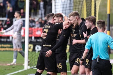 Barnsley 'den John Mcatee, 1 Nisan 202 tarihinde İngiltere' nin Trent kentindeki Pirelli Stadyumu 'nda oynanan 1-2' lik Gökyüzü İddia Ligi karşılaşmasında Burton Albion 'a karşı Barnsley maçına katılma golünü kutluyor.