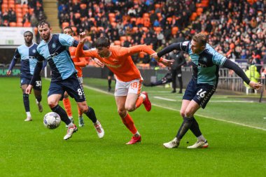 Blackpool 'dan Jake Beesley, Wycombe Wanderers takımının oyuncusu Matt Butcher ile 1 Nisan 202' de Bloomfield Road, Blackpool 'da oynanan Blackpool-Wycombe Wanderers maçında mücadele etti.