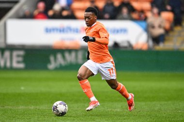 Blackpool takımından Karamoko Dembele, 1 Nisan 202 'de Bloomfield Road, Blackpool' da oynanan Blackpool-Wycombe Wanderers maçında topa vuruyor.