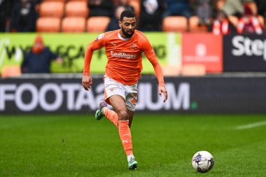 Blackpool 'dan CJ Hamilton, 1 Nisan 202' de Bloomfield Road, Blackpool 'da oynanan Blackpool-Wycombe Wanderers maçında topa vuruyor.