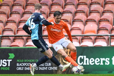 Blackpool 'dan Kyle Joseph, Wycombe Wanderers takımından Jason McCarthy' nin 1 Nisan 202 'de Bloomfield Road, Blackpool' da oynanan Blackpool-Wycombe Wanderers maçında aldığı topa vuruyor.