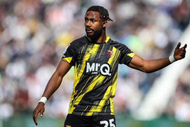 Watford 'dan Emmanuel Dennis takım arkadaşlarına Gök İddiası Şampiyonası' nda West Bromwich Albion, Watford 'a karşı The Hawthorns, West Bromwich, İngiltere' de 1 Nisan 202 'de oynadığı maçta talimat veriyor.