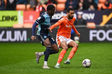 Blackpool 'dan CJ Hamilton, 1 Nisan 202' de Bloomfield Road, Blackpool 'da oynanan Blackpool-Wycombe Wanderers maçında Wycombe Wanderers ile Wycombe maçında Wycombe Wanderers' dan Beryly Lubala 'yı durdurdu.