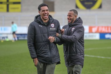 Barnsley 'den Jon Russell ve Barnsley' den Barry Cotter, 1 Nisan 202 'de İngiltere' nin Trent kentindeki Pirelli Stadyumu 'nda oynanan Sky Bet 1 maçı sırasında geldiler.