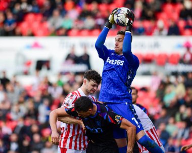 Stoke City 'den Daniel Iversen Stoke City ile Huddersfield Town arasındaki 1 Nisan 202' de oynanan Bet365 Stadyumu 'nda oynanan Sky Bet Şampiyonası maçında topu köşeden tutuyor.