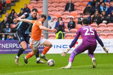 Blackpool 'dan Matty Virtue, 1 Nisan 202' de Bloomfield Road, Blackpool 'da oynanan Blackpool-Wycombe Wanderers maçında topa vuruyor.