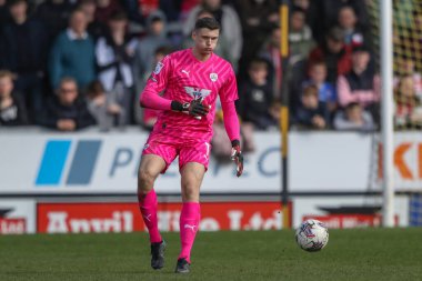 Barnsley 'den Liam Roberts, 1 Nisan 202' de İngiltere 'de oynanan Pirelli Stadyumu' nda Burton Albion 'a karşı Barnsley maçında maç yapıyor.