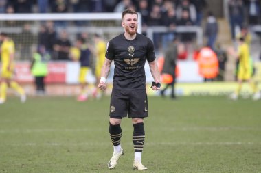 Barnsley 'den Nicky Cadden, 1 Nisan 202 tarihinde İngiltere' nin Trent kentindeki Pirelli Stadyumu 'nda oynanan Burton Albion-Barnsley maçında taraftarlarıyla galibiyeti kutluyor.