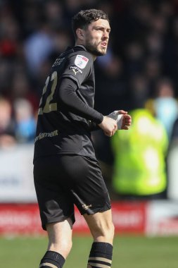 Barnsley takımından Corey O 'Keeffe, 1 Nisan 202' de İngiltere 'nin başkenti Trent' te oynanan Pirelli Stadyumu 'nda Burton Albion' a karşı oynanan 1.