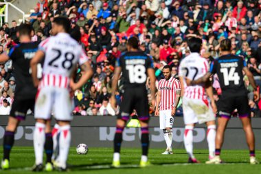 Stoke City 'den Lewis Baker 1 Nisan 202' de Stoke City 'nin Bet365 Stadyumu' nda Huddersfield Town 'a karşı oynadığı Gökyüzü İddia Şampiyonası maçında serbest atış yapmadan önce