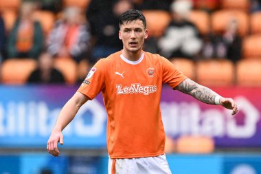 Blackpool takımından Oliver Casey Blackpool 'da Blackpool' a karşı Wycombe Wanderers maçında 1 Nisan 202 'de Bloomfield Road, Blackpool' da karşılaştı.