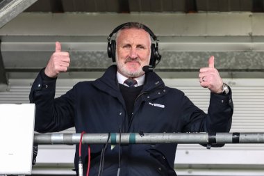 Alan McInally, 1 Nisan 202 'de İngiltere' nin Trent kentindeki Pirelli Stadyumu 'nda Burton Albion' a karşı oynanan Sky Bet 1 karşılaşmasında baş parmağını kaldırdı.