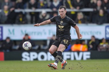 Barnsley 'den Josh Earl, 1 Nisan 202' de İngiltere 'nin Trent kentindeki Pirelli Stadyumu' nda Burton Albion 'a karşı oynanan 1.