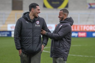 Barnsley 'den Jon Russell ve Barnsley' den Barry Cotter, 1 Nisan 202 'de İngiltere' nin Trent kentindeki Pirelli Stadyumu 'nda oynanan Sky Bet 1 maçı sırasında geldiler.