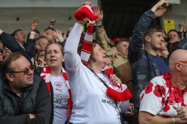 Barnsley taraftarları Barnsley 'li John Mcatee' nin 1-2 'lik Sky Bet 1 karşılaşmasında Burton Albion' un Pirelli Stadyumu 'nda Barnsley' e karşı oynadığı golü kutluyorlar.