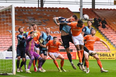 Blackpool 'dan Marvin Ekpiteta, 1 Nisan 202' de Bloomfield Road, Blackpool 'da oynanan Blackpool-Wycombe Wanderers maçında topu köşeden fırlatıyor.