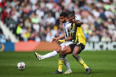 West Bromwich Albion takımından Darnell Furlong, Watford 'dan Vakoun Issouf Bayo' nun, West Bromwich Albion 'a karşı oynadığı 