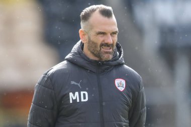 Martin Devaney, 1 Nisan 202 tarihinde İngiltere 'nin Trent kentindeki Pirelli Stadyumu' nda oynanan Sky Bet 1 karşılaşmasında Barnsley 'in ilk takım koçu Burton Albion ile Barnsley arasındaki maç öncesi ısınma maçında