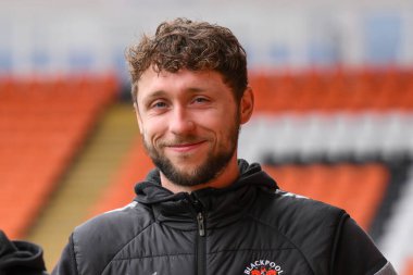Blackpool 'dan Matthew Pennington, 1 Nisan 202' de Bloomfield Road, Blackpool 'da oynanan Blackpool-Wycombe Wanderers maçının önünde geldi.