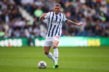 West Bromwich Albion takımından John Swift, West Bromwich Albion 'un 1 Nisan 202' de The Hawthorns, West Bromwich, İngiltere 'de oynadığı West Bromwich Albion-Watford maçında topa devam ediyor.