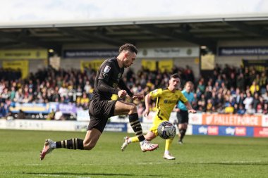 Barnsley 'den Jordan Williams, 1 Nisan 202 tarihinde İngiltere' nin Trent kentindeki Pirelli Stadyumu 'nda oynanan Burton Albion-Barnsley maçında topa vuruyor.