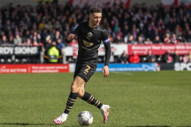 Barnsley 'den Jordan Williams, 1 Nisan 202 tarihinde İngiltere' nin Trent kentindeki Pirelli Stadyumu 'nda oynanan Burton Albion-Barnsley maçında topa vuruyor.