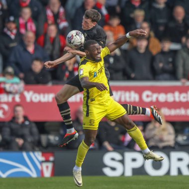 Barnsley 'li Mal de Gevigney, 1 Nisan 2024' te Pirelli Stadyumu 'nda oynanan Burton Albion-Barnsley maçında yüksek topu kazanmak için sıçradı.