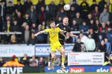 Barnsley 'den Jamie McCart, 1 Nisan 202' de Pirelli Stadyumu 'nda oynanan Burton Albion-Barnsley maçında yüksek topu kazanmak için atlıyor.